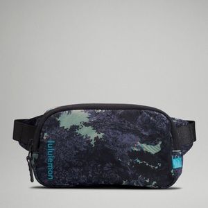 Lululemon Mini Belt Bag (Psychedelic Toile Peri Purple Multi - 0.7L)
